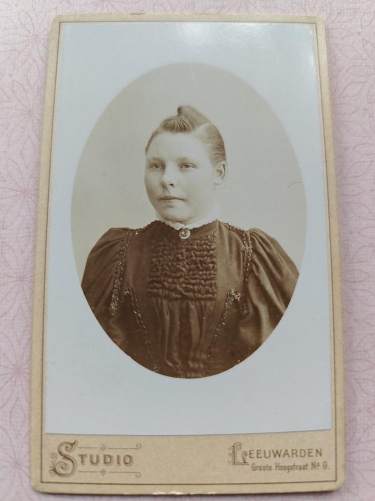 Cdv van jonge vrouw, Studio Leeuwarden, Verzamelen, Foto's en Prenten, Gebruikt, Foto, Ophalen of Verzenden, Voor 1940