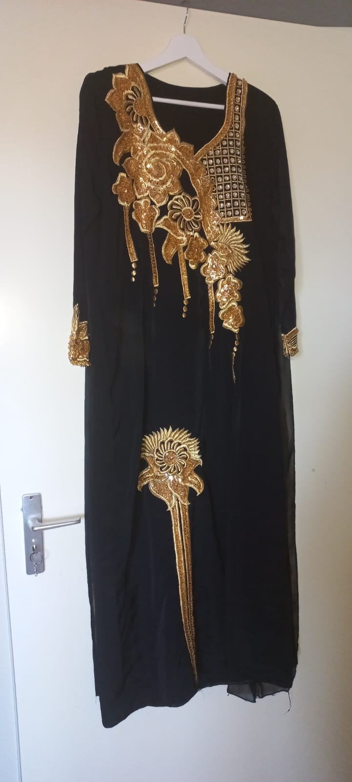 ​ Prachtige Zwarte Kaftan / Abaya met Goud Borduurwerk en, Kleding | Dames, Verzenden, Zo goed als nieuw, Zwart, Overige typen