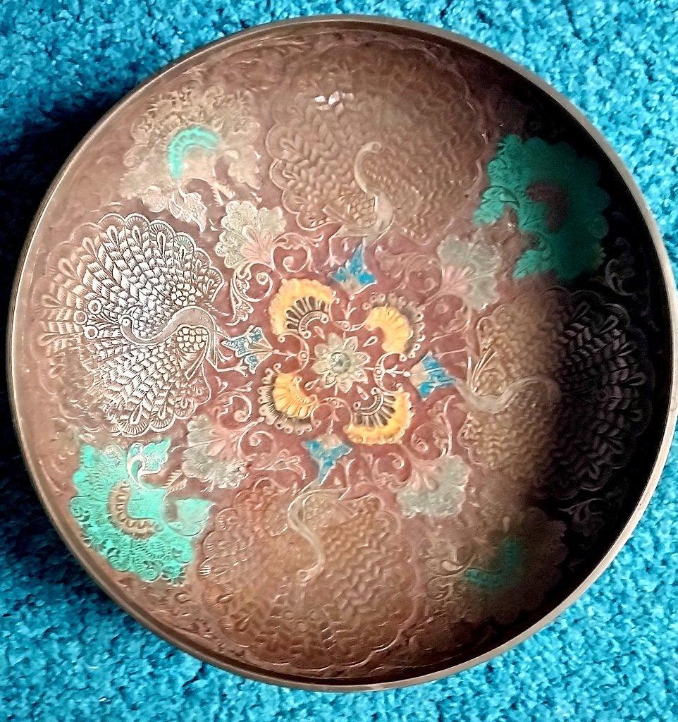 Koperen schaal uit India met o.a. pauwen, Antiek en Kunst, Ophalen of Verzenden