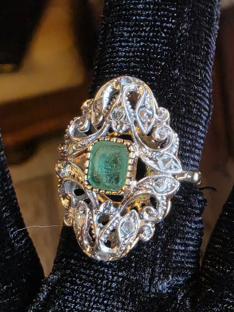 Antieke gouden ring met smaragd en diamanten, Ophalen of Verzenden, Met edelsteen, Dame, Goud