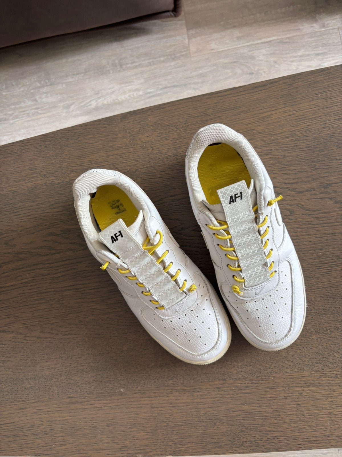 Witte Nike Air Force 1 Sneakers met Gele Details, Kleding | Dames, Ophalen of Verzenden, Gedragen, Wit, Sneakers of Gympen