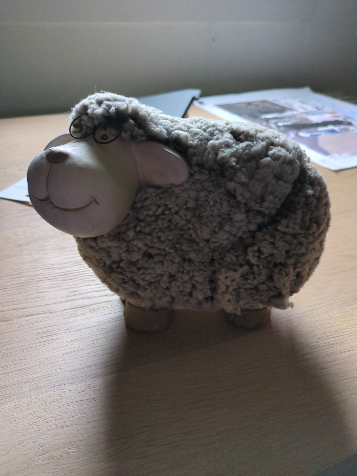Schattig schaapje met bril - Decoratief beeldje, Overige stijlen, Ophalen of Verzenden, Zo goed als nieuw, Grijs