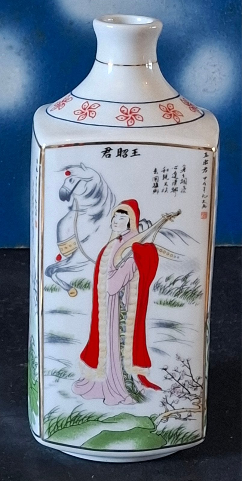 Japanese porseleine fles. 4 zijdige decoratie.  18 cm., Antiek en Kunst, Ophalen