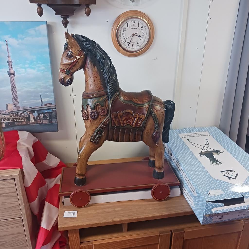 Houten paard op wielen, Ophalen