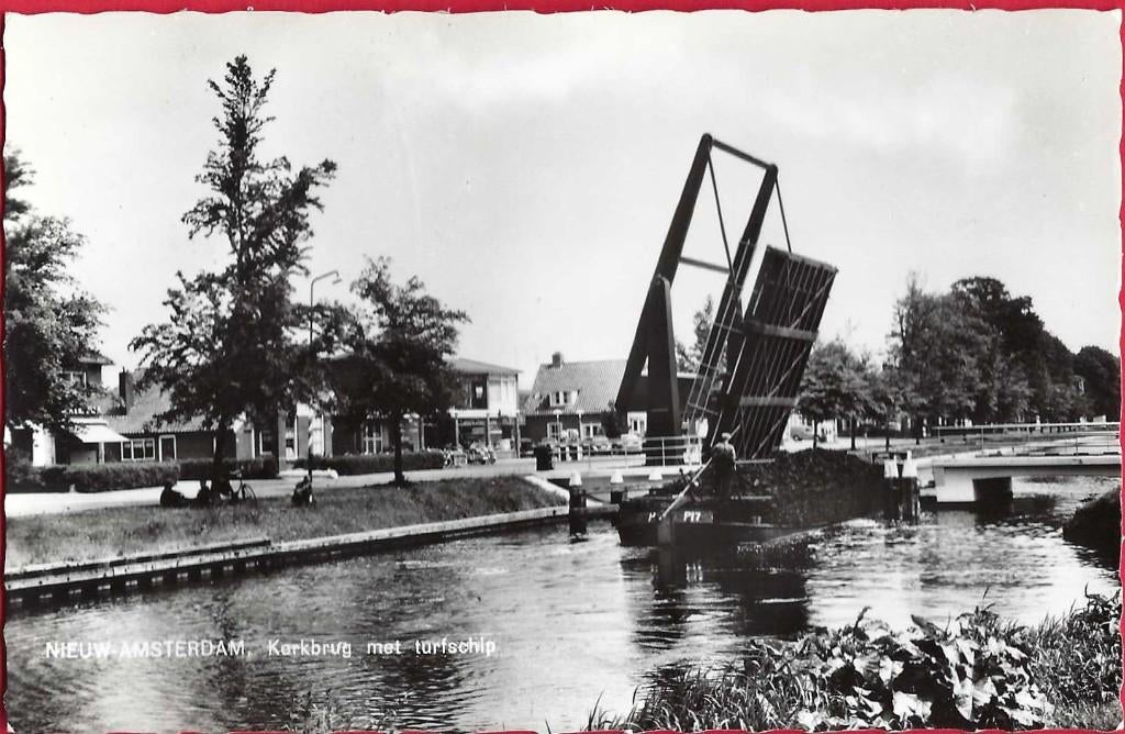 Ansichtkaart Nieuw-Amsterdam - Kerkbrug met turfschip 1972, Ophalen of Verzenden, 1960 tot 1980, Ongelopen, Drenthe
