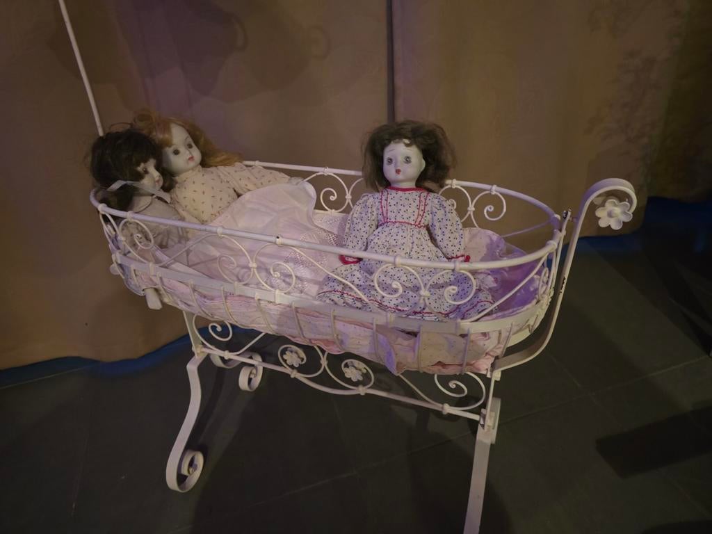 Antieke Porseleinen Poppen in Smeedijzeren Wieg, Ophalen of Verzenden