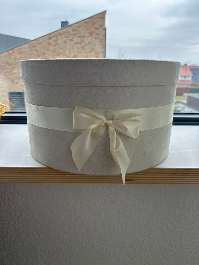 Mooie hoedendoos met strik, Huis en Inrichting, Woonaccessoires | Kisten, Zo goed als nieuw, Minder dan 50 cm, Overige materialen