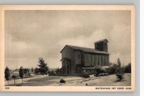 Ede Beatrixpark met Geref. Kerk, Ophalen of Verzenden, 1940 tot 1960, Ongelopen, Gelderland