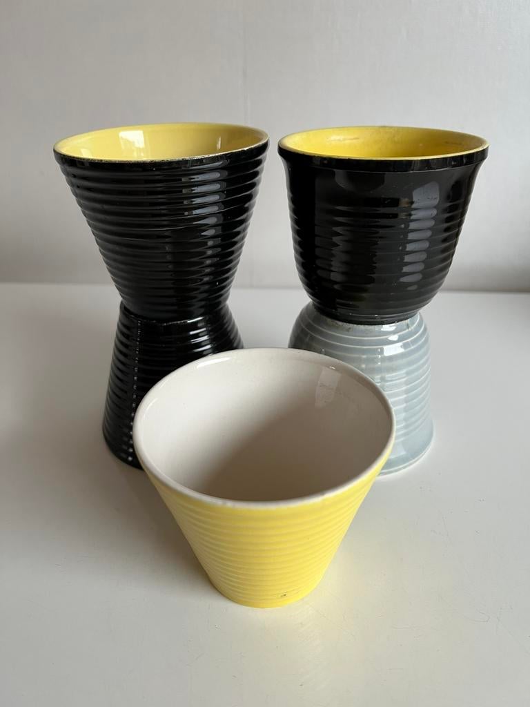 ADCO Mini Bloempot Ribbel Zwart Geel Wit Grijs 60’s Per Stuk, Antiek en Kunst, Antiek | Keramiek en Aardewerk, Ophalen of Verzenden