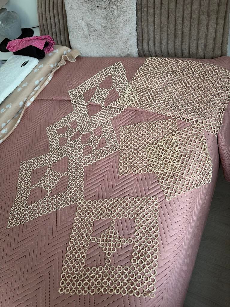 Mooie  bedsprei met gehaakt detail, Huis en Inrichting, Tweepersoons, Ophalen of Verzenden, Roze, Deken of Dekbed