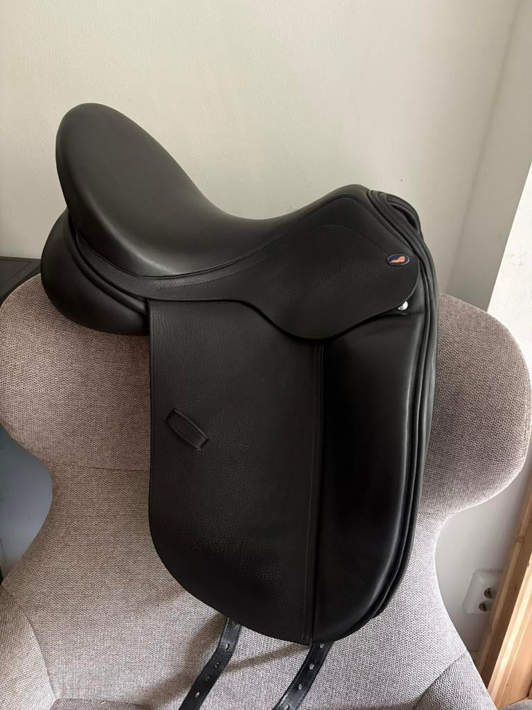 Skyway dressuurzadel, 17 inch, Dieren en Toebehoren, Paarden en Pony's | Zadels, Ophalen, Zo goed als nieuw, Dressuur