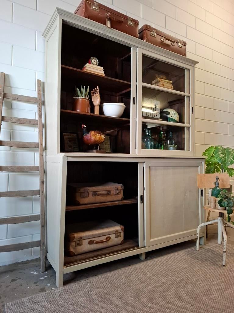 Vintage/Brocante zandkleurige schoolkast, Buffetkast, 200 cm of meer, 150 tot 200 cm, Ophalen of Verzenden, 50 tot 75 cm