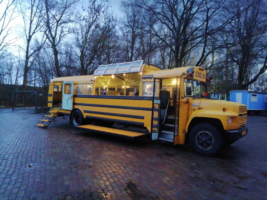 Foto 5 van foodtruck DJ-boot schoolbus te huur