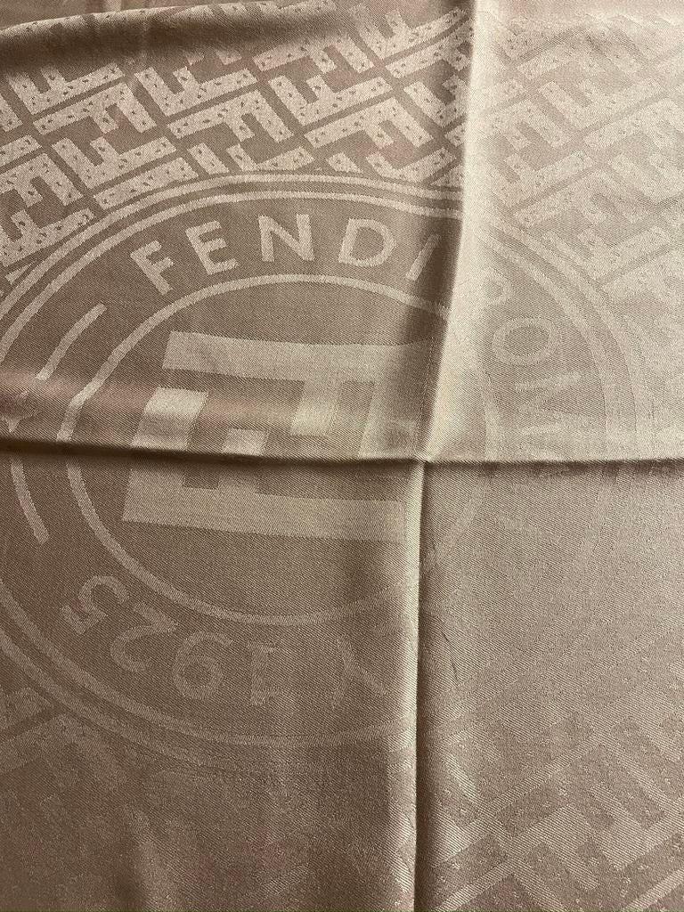 FENDI sjaal, Ophalen of Verzenden, Zo goed als nieuw, Maat 46/48 (XL) of groter, Sjaal