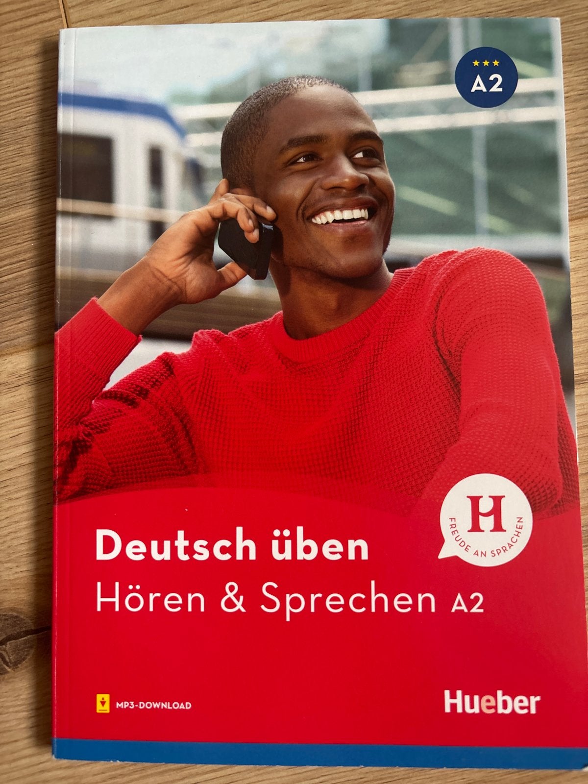 Duits oefenboek A2 - Luisteren & Spreken (Hueber), Ophalen of Verzenden, Zo goed als nieuw, Non-fictie