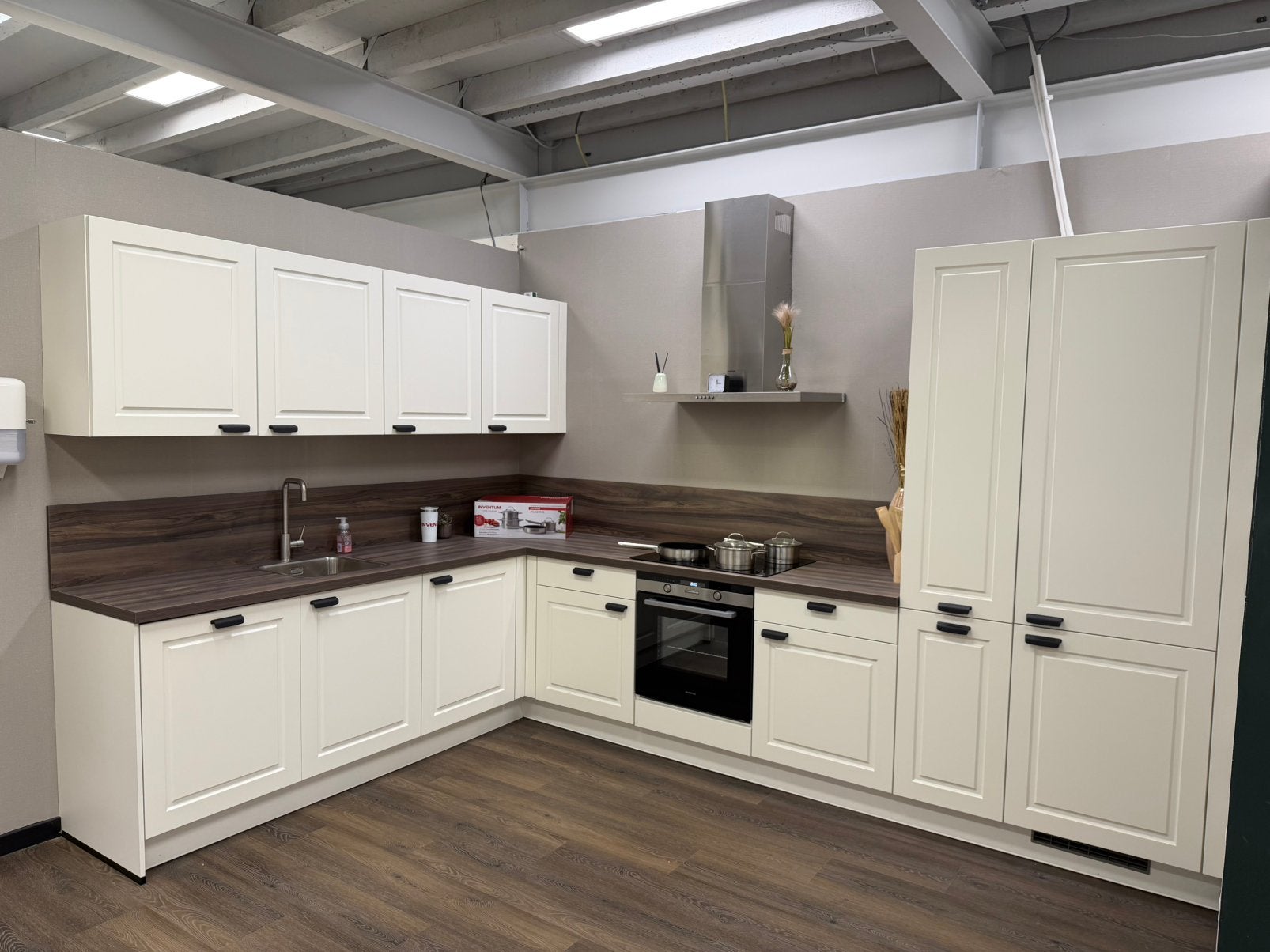 Showroom L-keuken, Huis en Inrichting, Keuken | Complete keukens, Ophalen, Zo goed als nieuw, Kunststof, Hoekkeuken