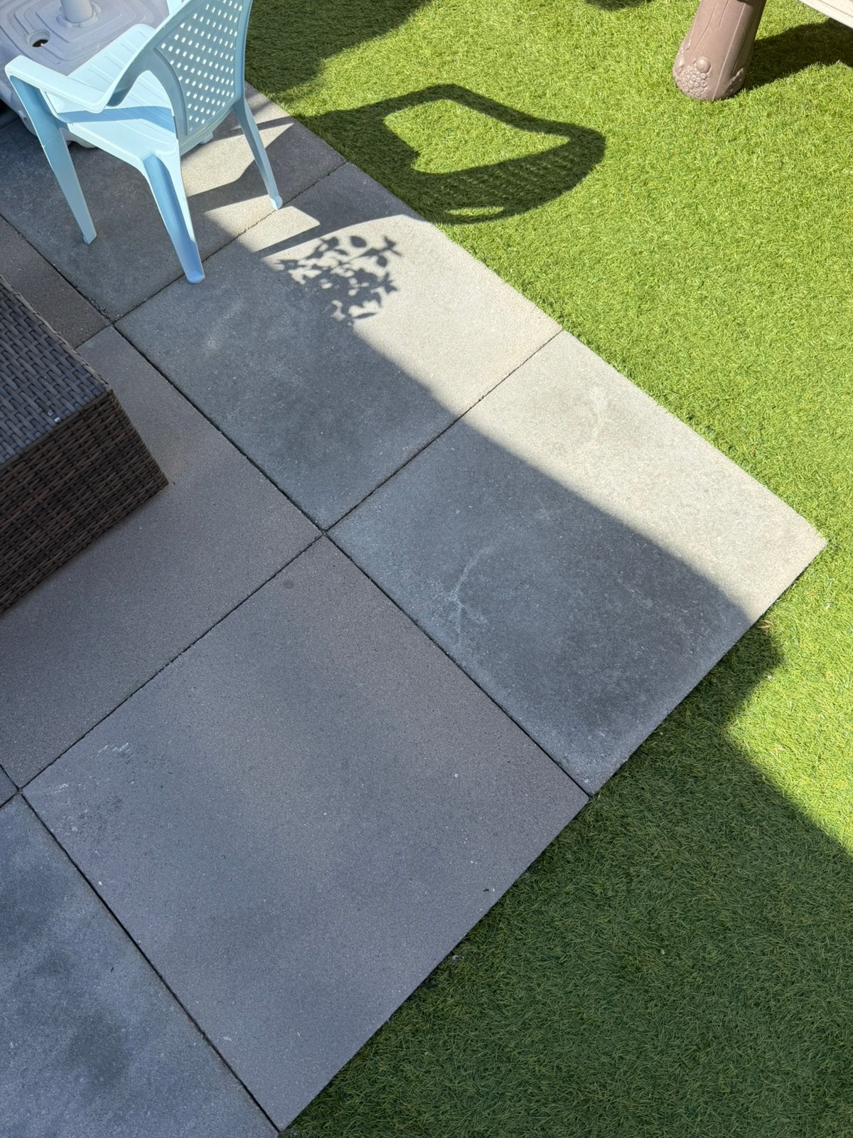 Gratis 60 x 60 betontegels, 2stuks, Ophalen, Zo goed als nieuw, Beton, Terrastegels