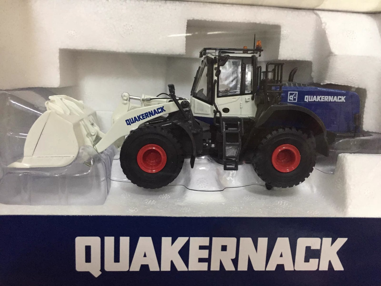 Komatsu WA470-8 Quakernack 1:50 in doos Universal Hobbies, Ophalen of Verzenden, Zo goed als nieuw, Hijskraan, Tractor of Landbouw