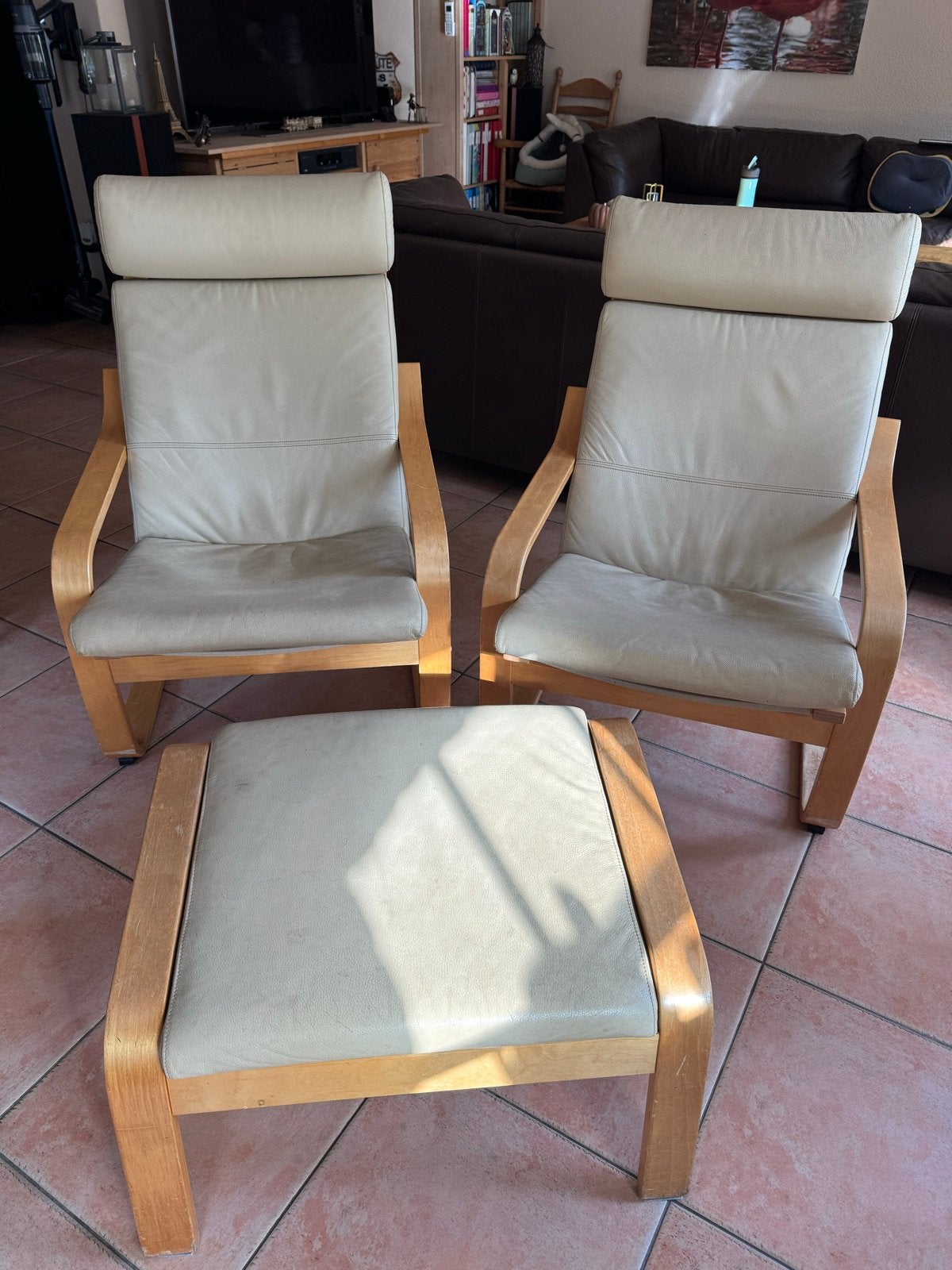 2 comfortabele fauteuils met voetenbank - beige leer en hout, Ophalen, Gebruikt, 75 tot 100 cm, 50 tot 75 cm