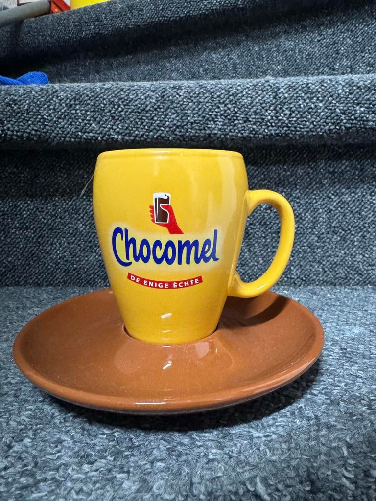 6x chocomel mok met schotel te koop., Ophalen of Verzenden, Zo goed als nieuw, Overige stijlen, Kop(pen) en/of Schotel(s)