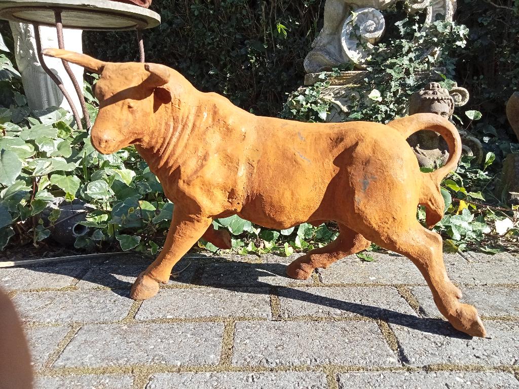 Supergave gietijzeren beeld van een stier., Tuin en Terras, Tuinbeelden, Ophalen, Nieuw, Metaal, Dierenbeeld