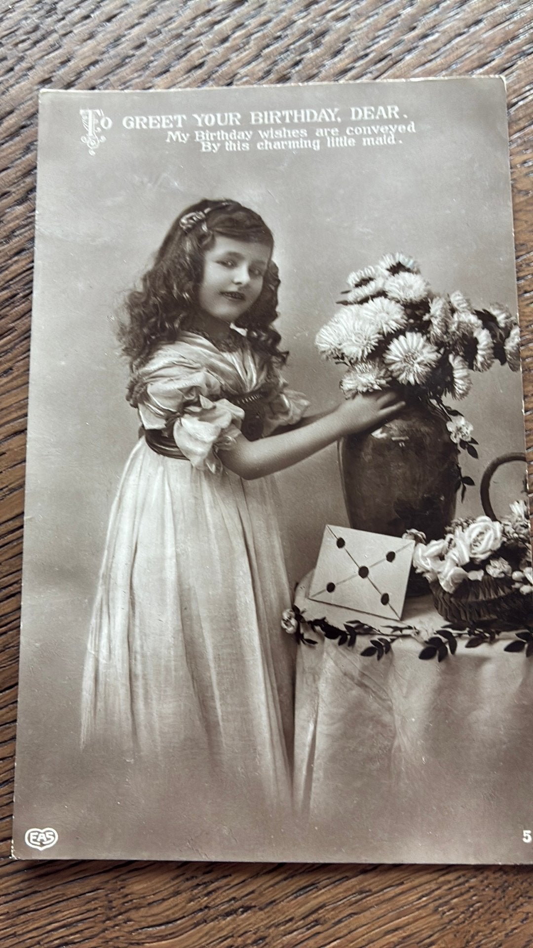 Verjaardag. Meisje met lang haar,mooie jurk schikt bloemem, Ophalen of Verzenden, Voor 1920, Gelopen, Kinderen