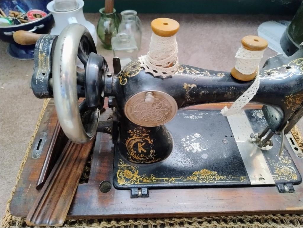 Antieke naaimachine, Ophalen