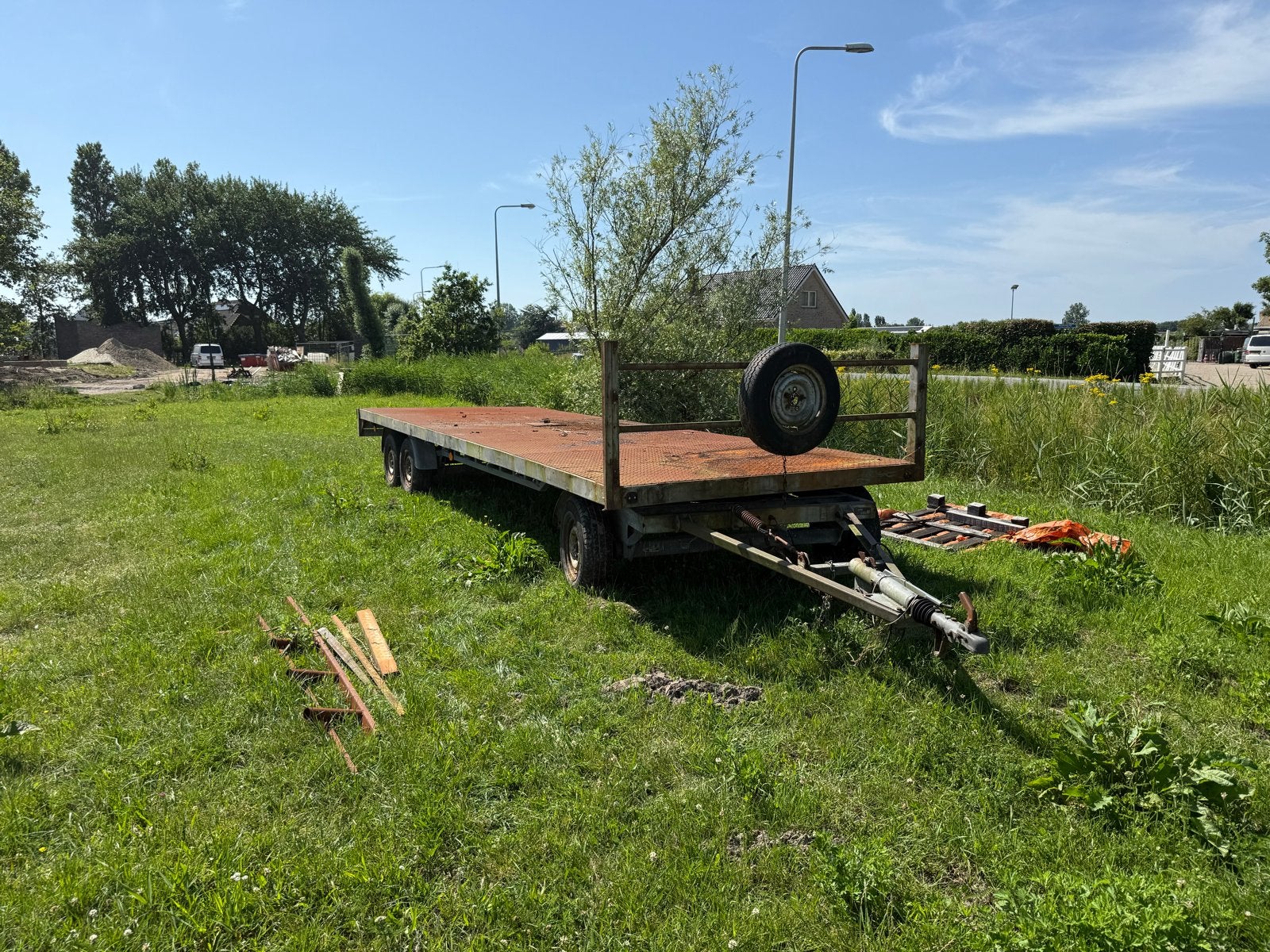 Platte lange kar met rek en reservewiel, Ophalen, Gebruikt