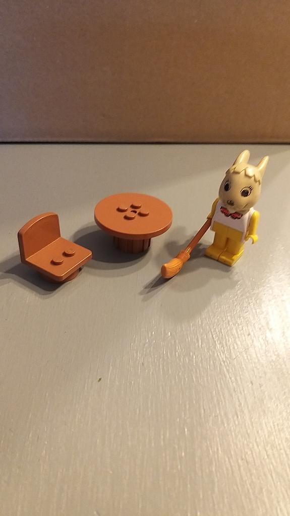 Fabuland lego Bonnie Bunny met bezem stoel en tafeltje, Overige thema's, Lego, Ophalen of Verzenden, Zo goed als nieuw