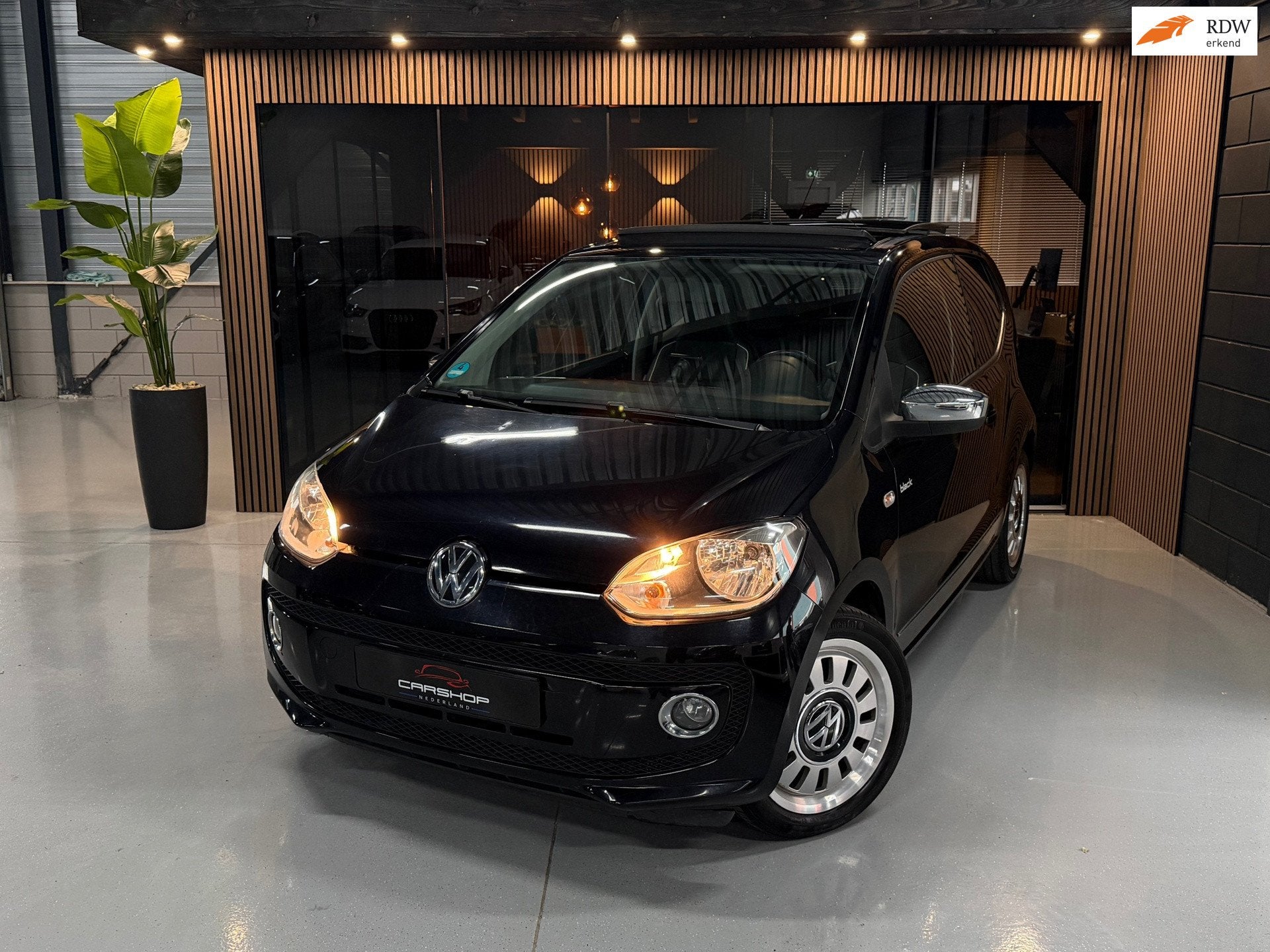 Volkswagen Up! 1.0 MPI BlACK UP! PANO/LEER/STOELVRM/AIRCO, Voorwielaandrijving, Gebruikt, 60 pk, Zwart