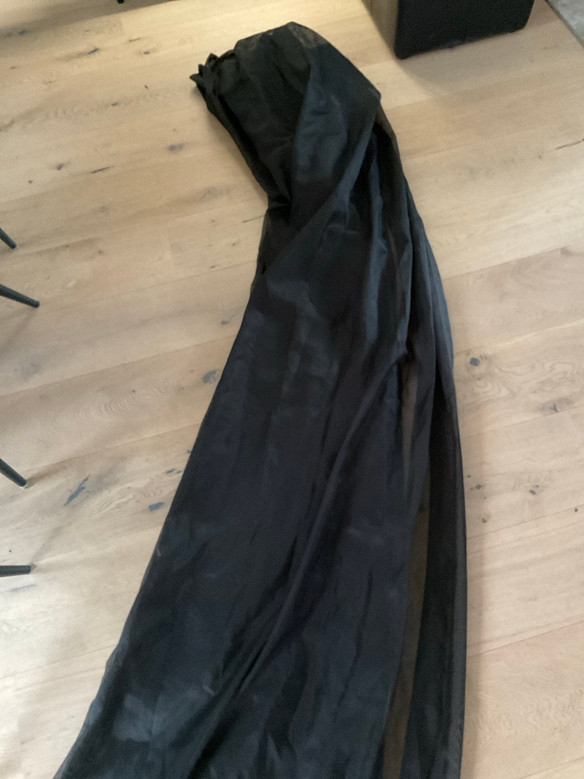 2. Zwarte doorschijnende gordijnen met rails (265x370cm), Ophalen, Gebruikt, Zwart, Lichtdoorlatend