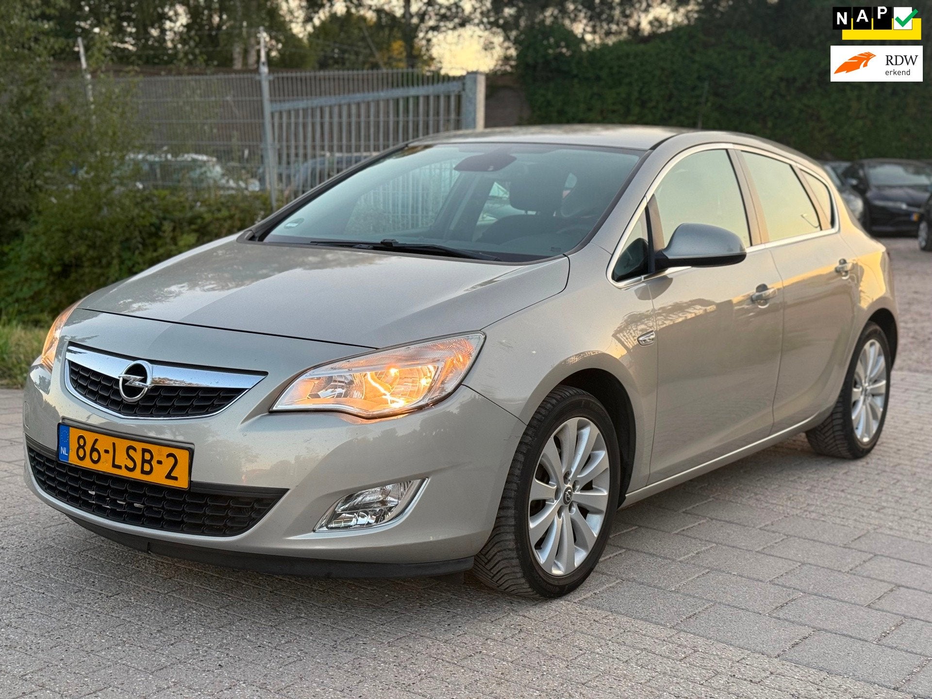 Opel Astra 1.6 Cosmo AUTOMAAT AIRCO CRUISE TREKHAAK, Auto's, Euro 5, 680 kg, 4 cilinders, 116 pk