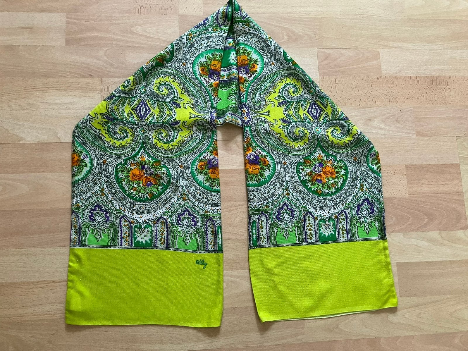 Oilily lichtgroen gebloemd sjaaltje zgan, Kleding | Dames, Ophalen of Verzenden, Zo goed als nieuw, Sjaal