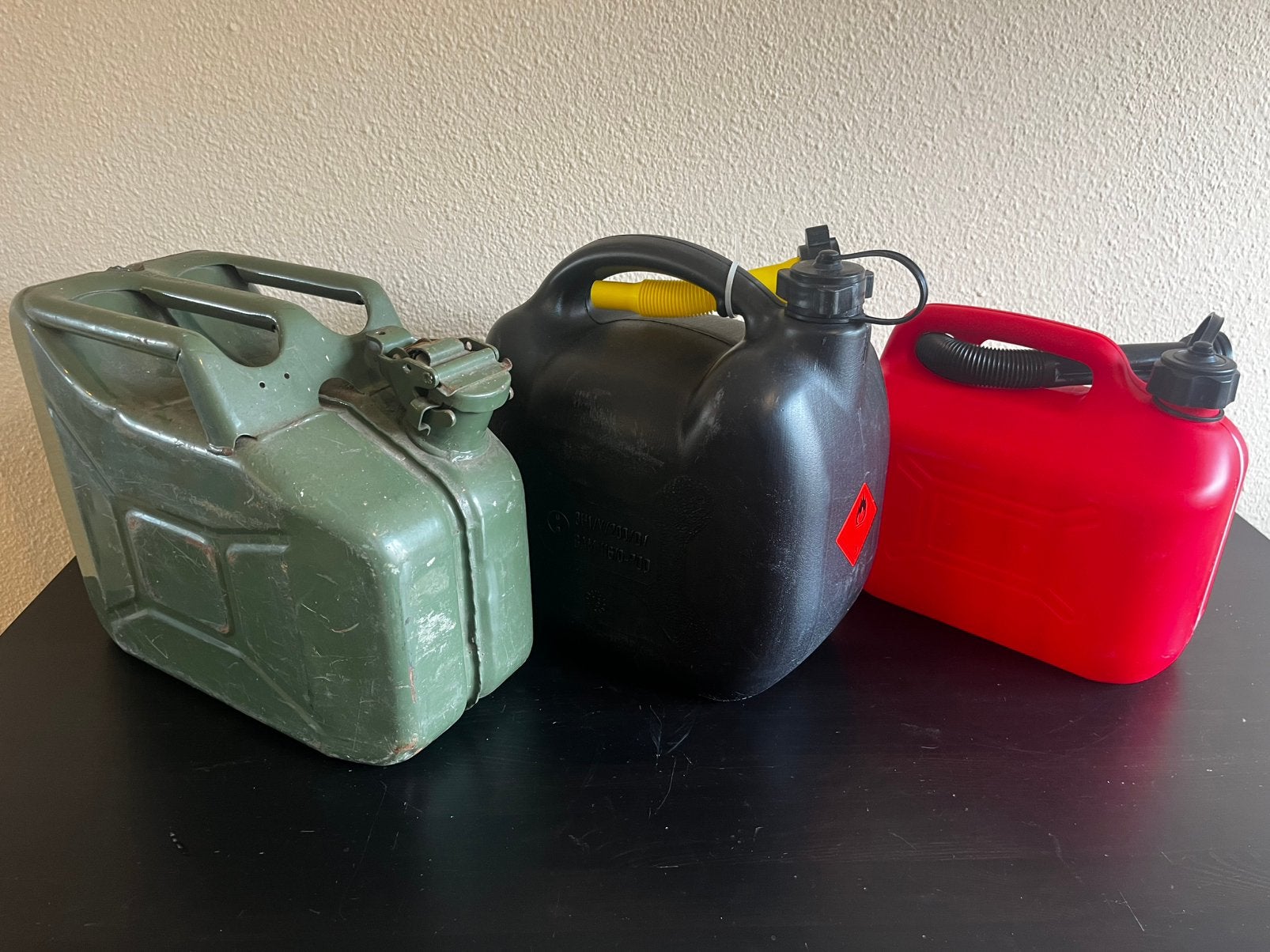 Rode en zwarte van kunststof, stalen olijfgroene jerrycan, Ophalen of Verzenden