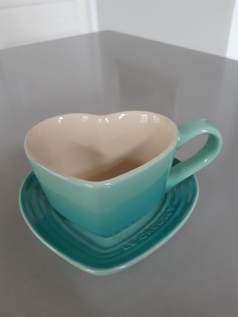 Le Creuset Hartvormige Mok + schotel Cool Mint Nieuw, Nieuw, Ophalen of Verzenden, Overige stijlen, Kop(pen) en/of Schotel(s)