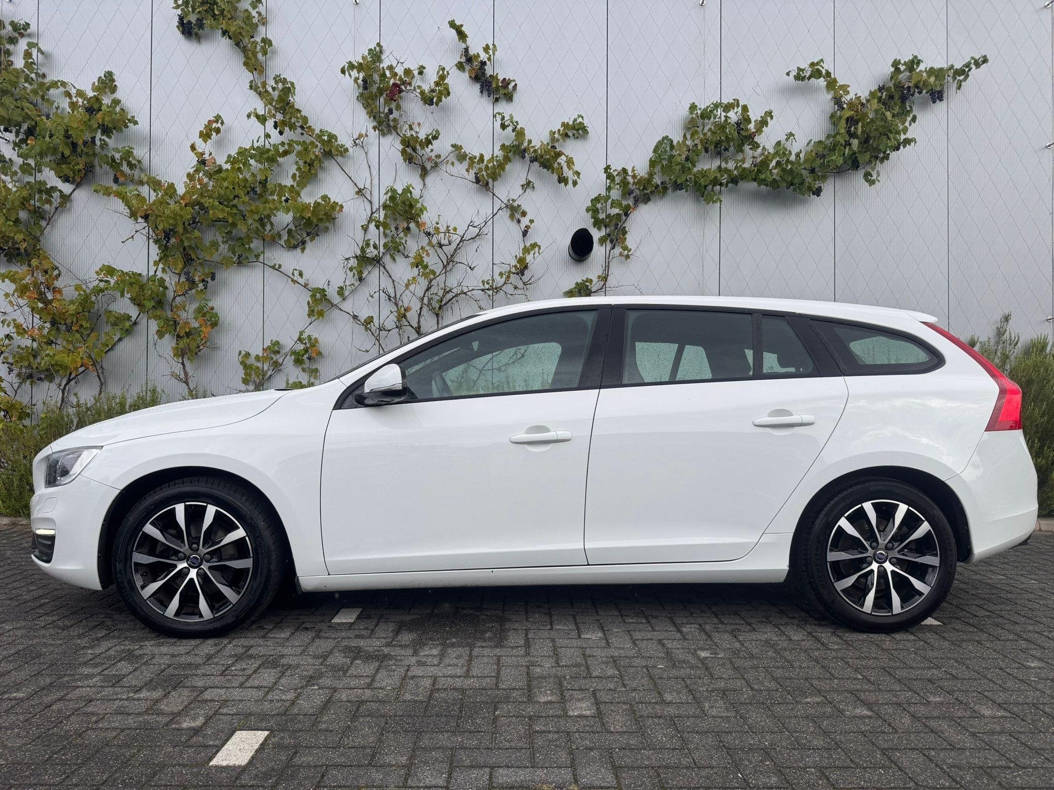 Volvo V60 2.0 T3 Polar+ Dynamic | Trekhaak | Parkeersenoren, Auto's, Gebruikt, Wit, Handgeschakeld, 152 pk