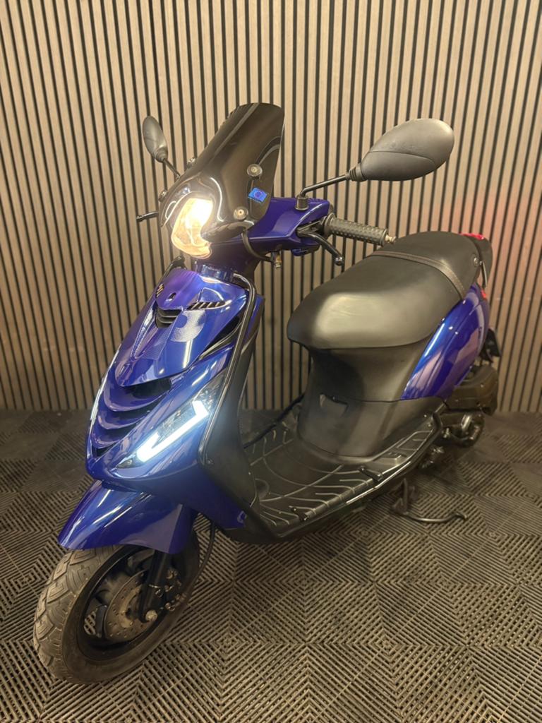 PIAGGIO ZIP 4T 2V BROM 2016 FULL OPTION BMW GLANS BLAUW, Maximaal 45 km/u, Zip, Ophalen of Verzenden, Zo goed als nieuw
