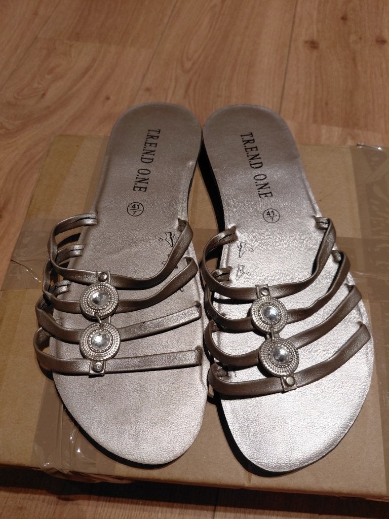 Slippers mt41 zilverkleur, Kleding | Dames, Schoenen, Ophalen of Verzenden, Zo goed als nieuw, Slippers