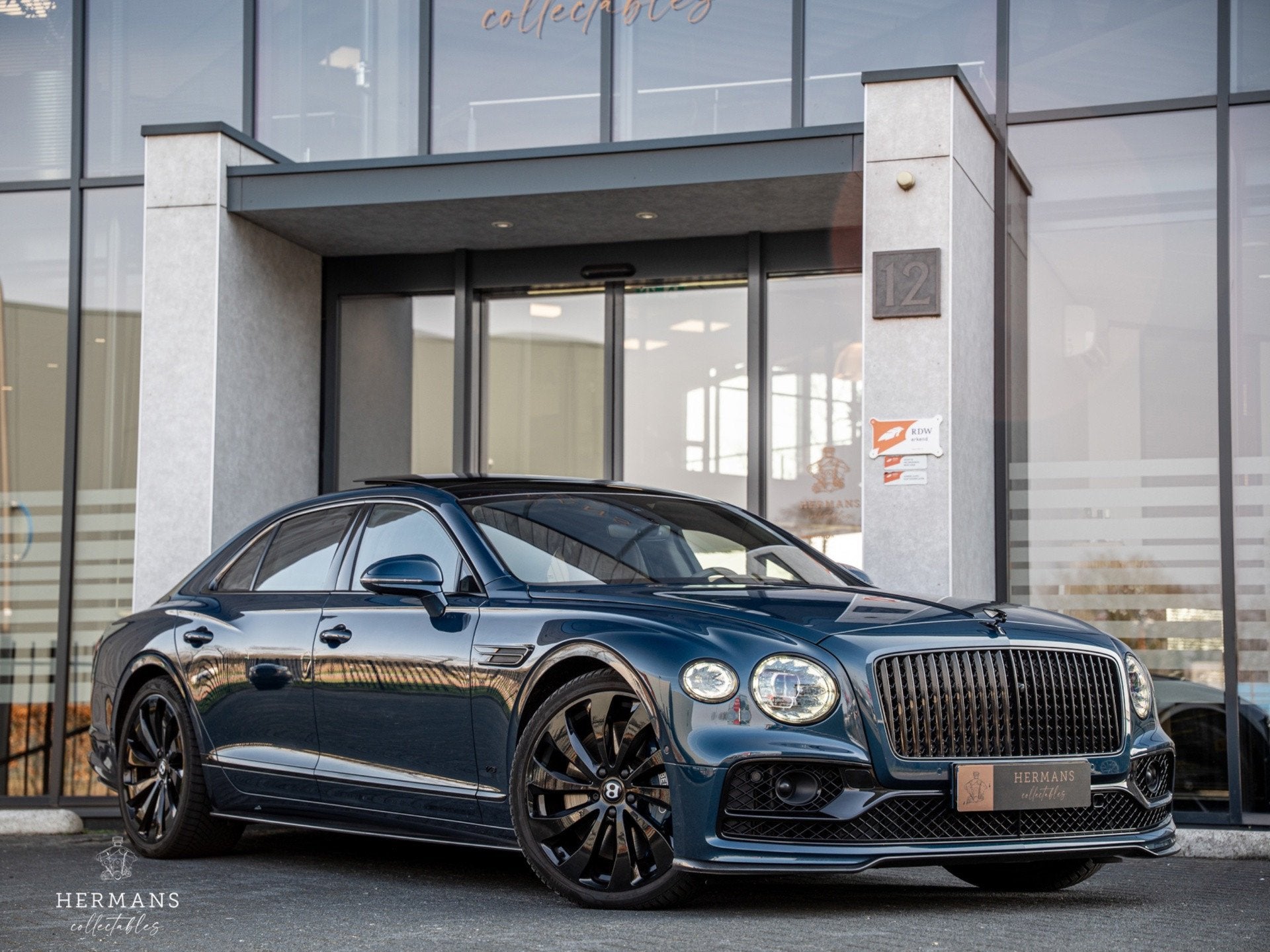 Bentley Flying Spur 4.0 V8 1st Edition / Mulliner / Blacklin, Auto's, Bentley, Dealer onderhouden, Gebruikt, Blauw, Bedrijf