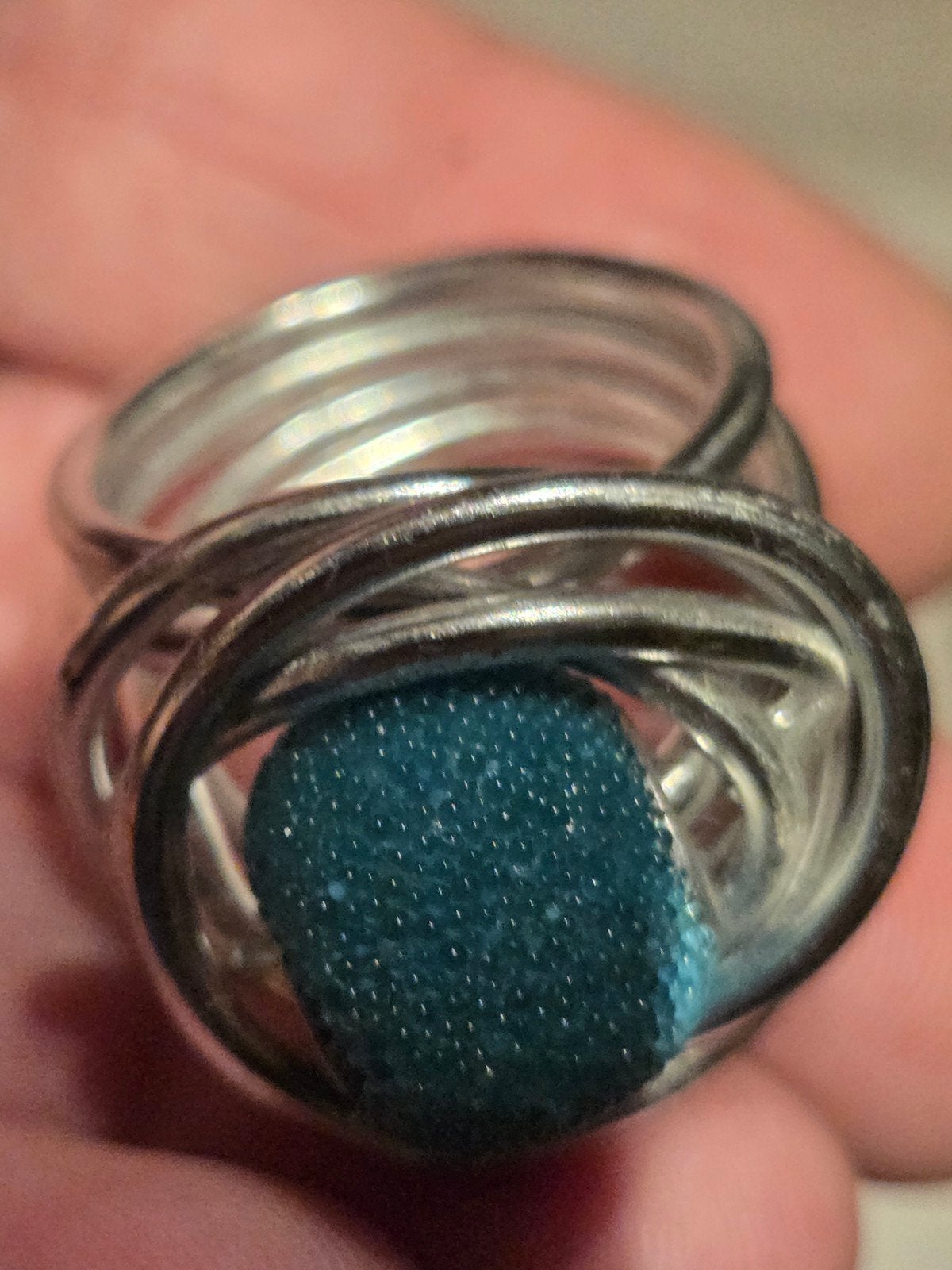 Zilverkleurige ring met blauwe steen, maat 20, Overige materialen, 20 of groter, Ophalen of Verzenden, Zo goed als nieuw