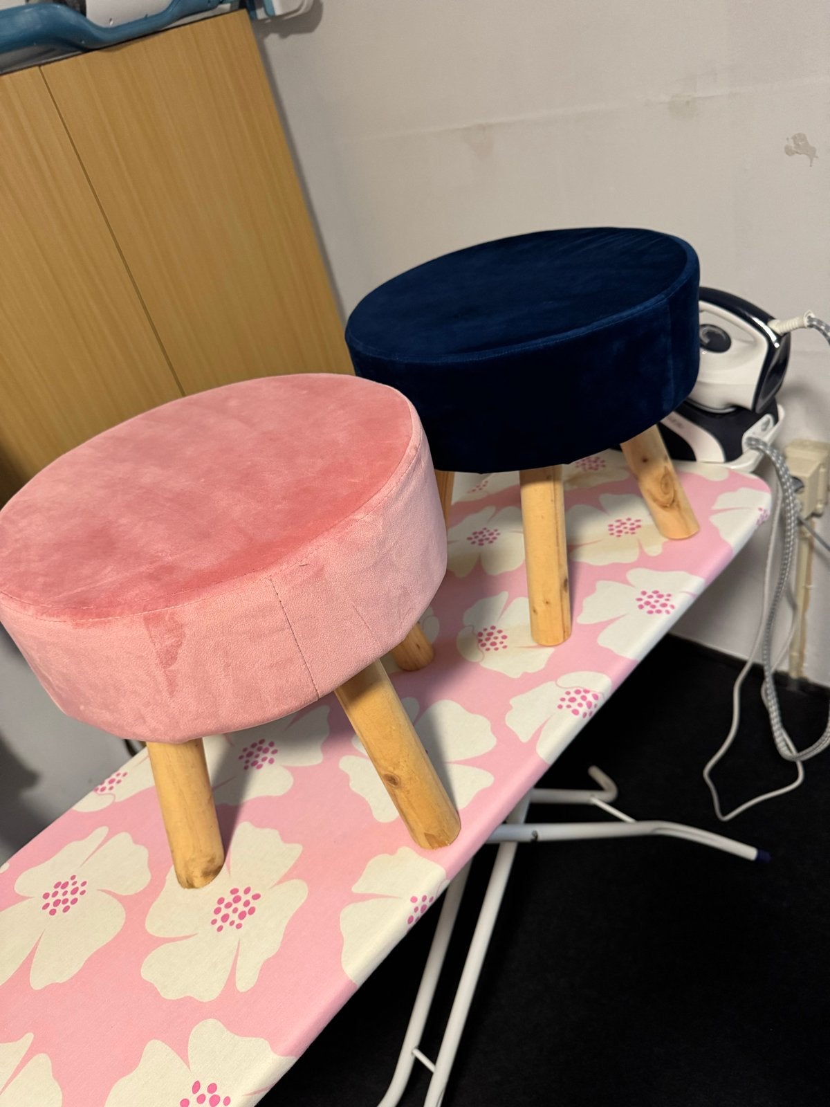 Set van 2 fluwelen velvet krukjes (roze en blauw) xenos, Ophalen, Zo goed als nieuw, Hout