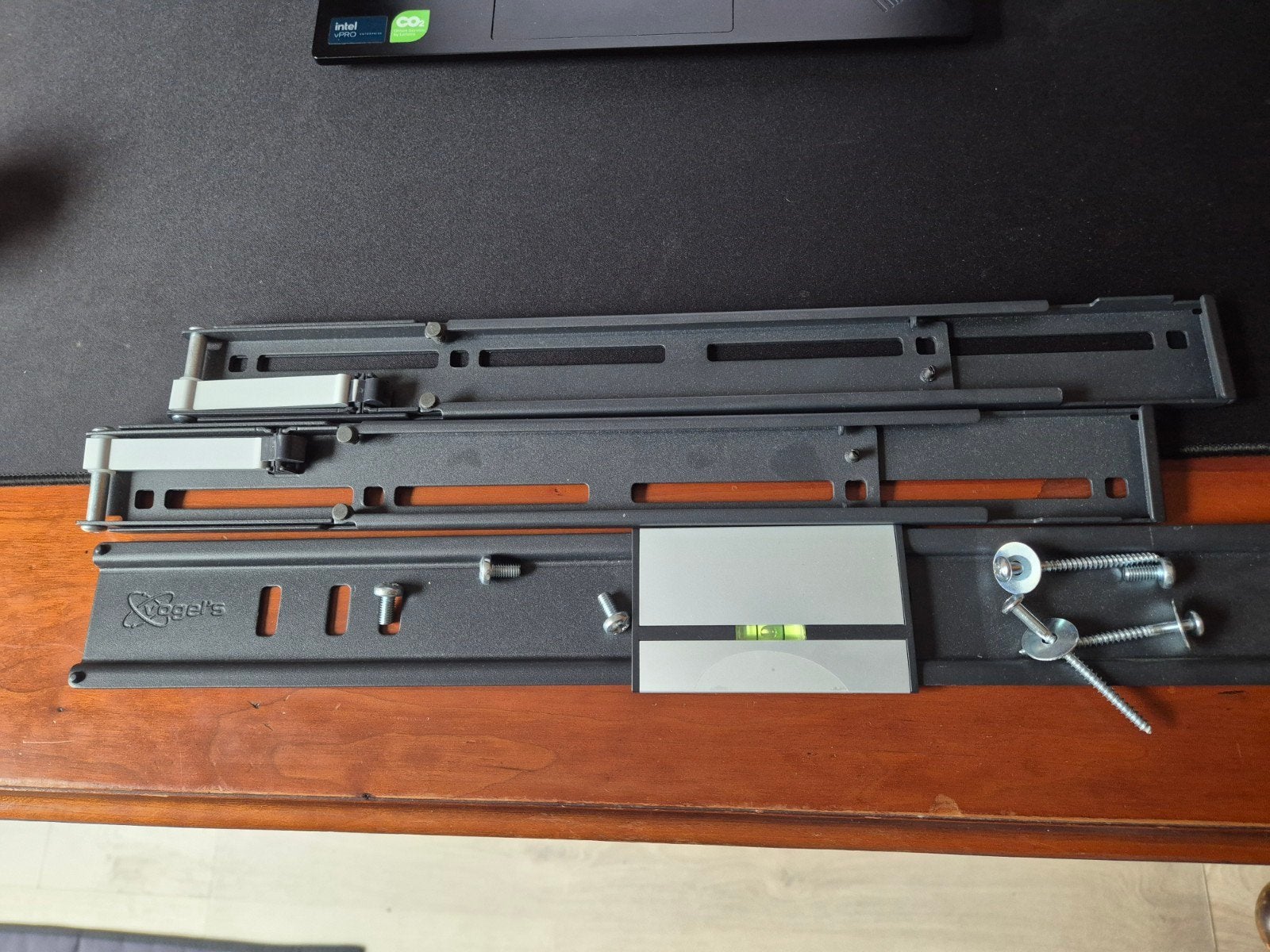 Vogel's THIN TV Muurbeugel Bevestigingsrails met Waterpas, Ophalen, Zo goed als nieuw