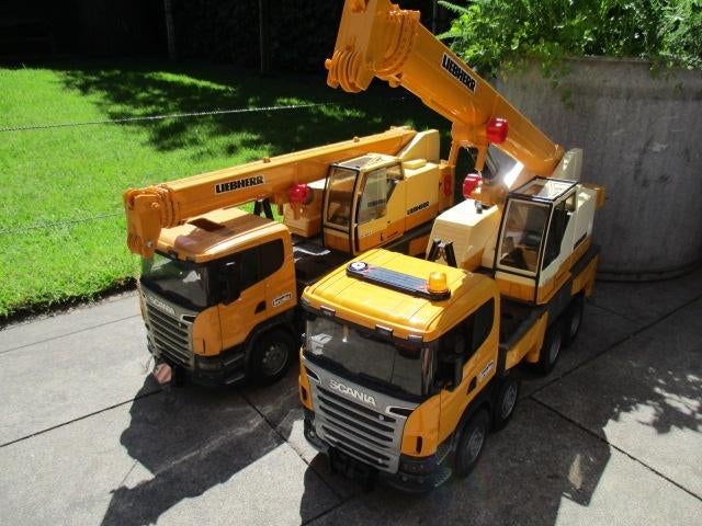 bruder scania liebherr kraan/takelwagen 2 stuks, Kinderen en Baby's, Speelgoed | Speelgoedvoertuigen, Ophalen, Gebruikt