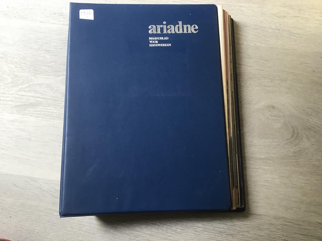 Ariadne jaargang 1976 - Ingebonden met inlegvellen, Ophalen of Verzenden, Gelezen, Damesbladen