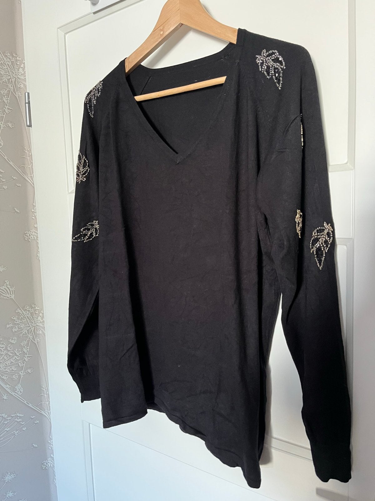 Zwarte trui met V-hals en geborduurde bladeren, Ophalen of Verzenden, Zo goed als nieuw, Maat 46/48 (XL) of groter, Zwart