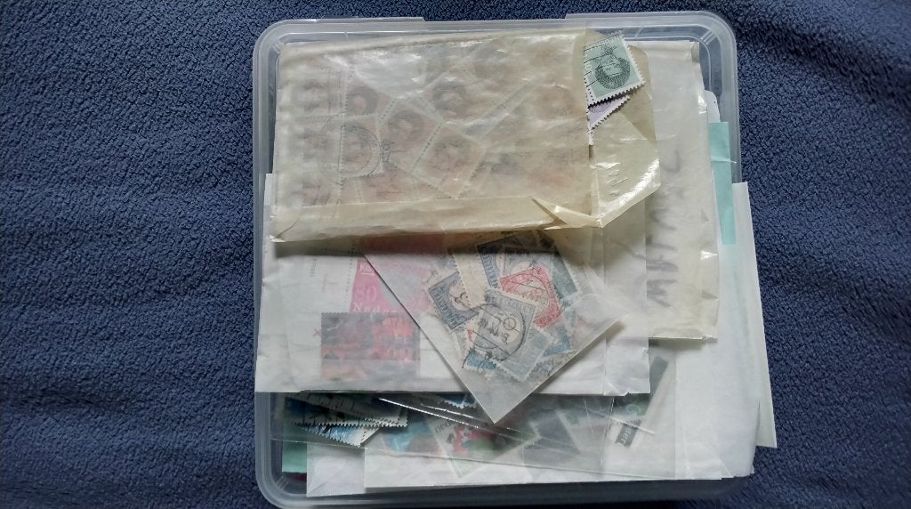 Doos Nederlandse postzegels **/gestempeld  ( 680 gram)., Verzenden