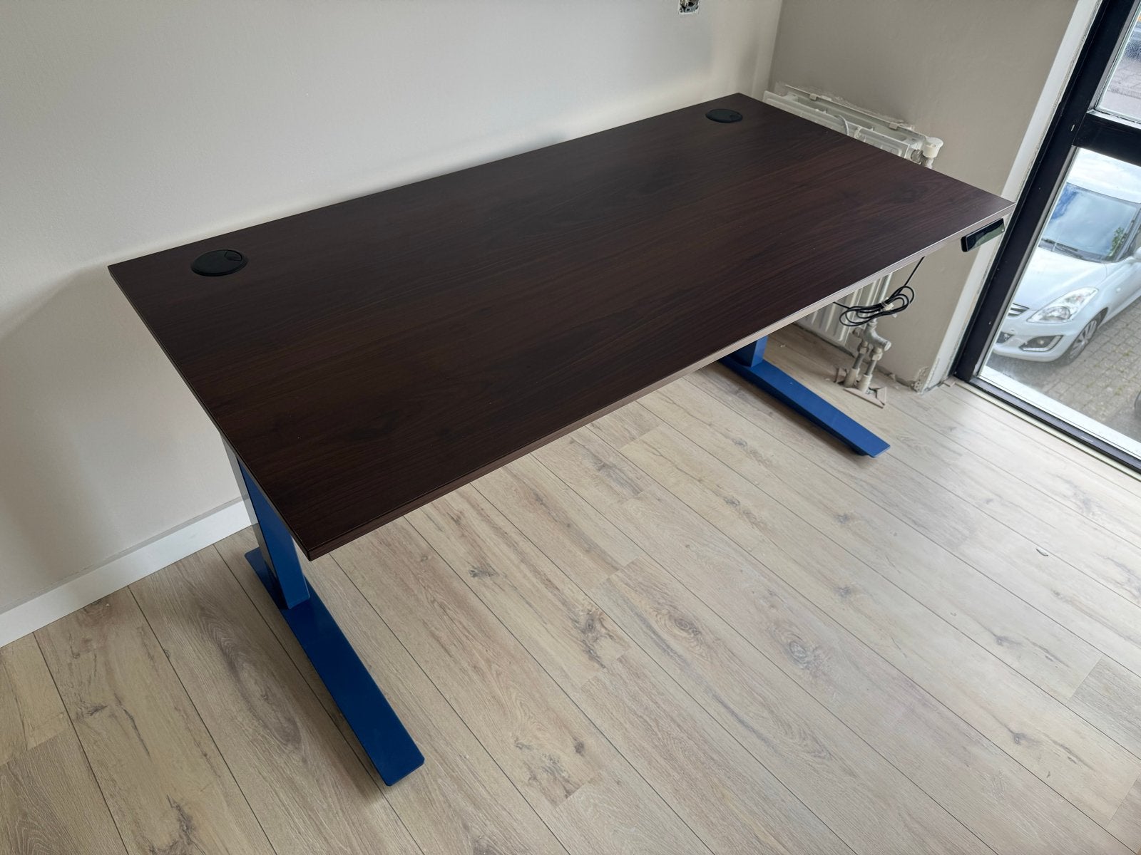 Fully Jarvis elektrisch zit-sta bureau 160x80 + monitor arm, Ophalen, Zit-sta bureau, Bruin, Zo goed als nieuw