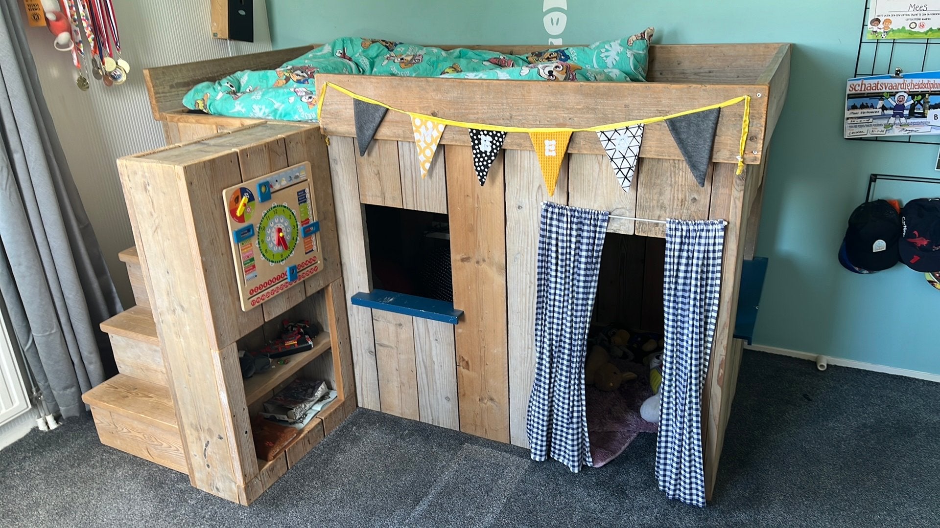 Leuk steigerhouten bed, Ophalen, 85 tot 100 cm, Zo goed als nieuw, Lattenbodem