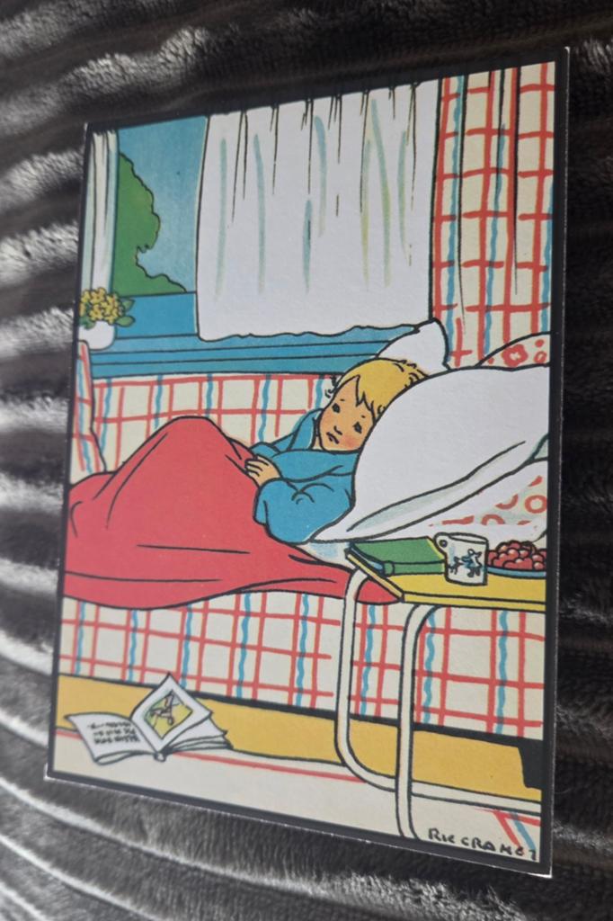 Kindje ziek op bed - Rie Cramer, Verzamelen, Ansichtkaarten | Themakaarten, Verzenden, Ongelopen, Kinderen