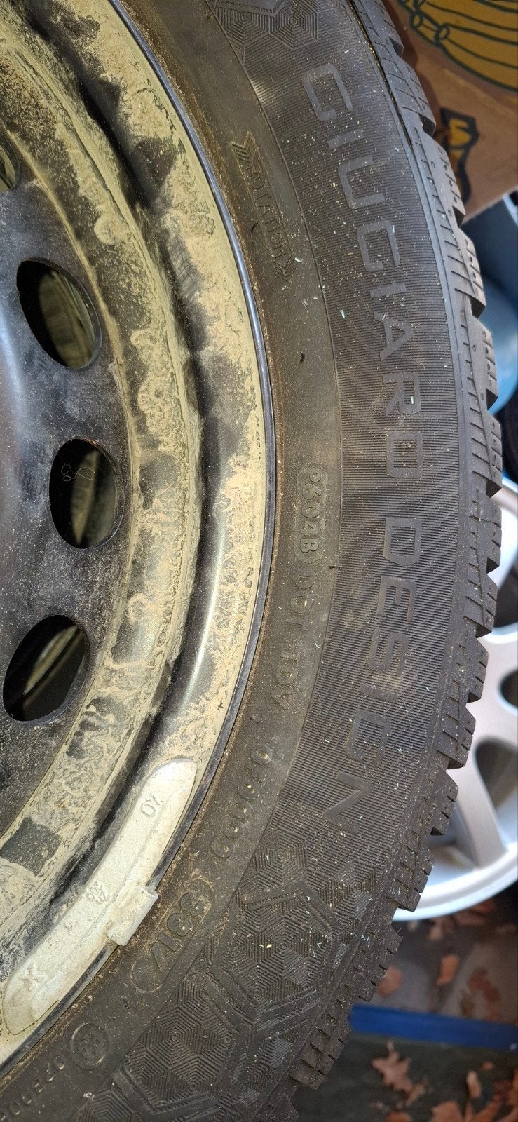 spijkerbanden met metalen velg, Ophalen, Zo goed als nieuw